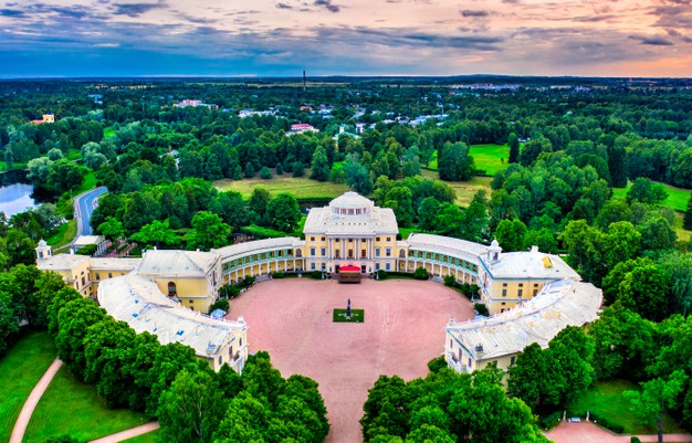 aerial-view-pavlovsk-palace-st-petersburg-russia_261932-4604
